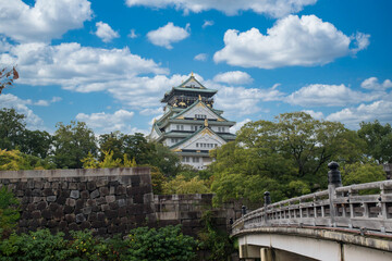 大阪城公園の大阪城天守閣と極楽橋