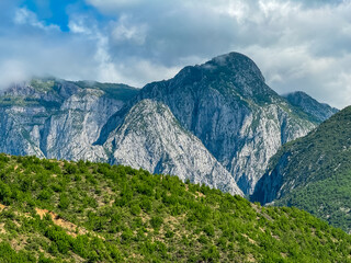 Obraz premium Vista on majestic mountain ridges of Albanian Alps (Accursed Mountains), Valbone Valley National Park, Northern Albania. Scenic hiking trail from Valbona to Theth. Wanderlust in alpine wilderness