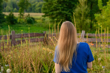 Piękna kobieta relaksująca się podczas spaceru w lesie, urlop na łonie natury  © Paweł Kacperek