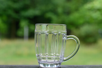 Kufel na piwo z przezroczystego grubego szkła urlop i wypoczynek na łonie natury © Paweł Kacperek