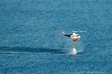 Löschhubschrauber beim Wasser tanken © Andi K