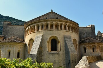 Obraz premium L’abside de l’église abbatiale de Gellone de Saint-Guilhem le Désert dans l’Hérault