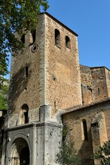 Le clocher et la façade de l’église abbatiale de Gellone de Saint-Guilhem-le-Désert dans l’Hérault