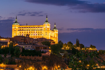Alcázar de Toledo iluminado al anochecer