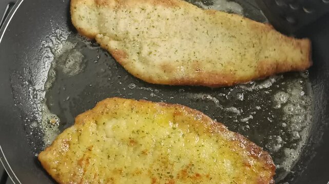 filet de poisson meuni&egrave;re, en cuisson dans une po&ecirc;le