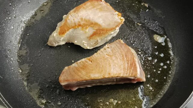 steaks de thon en cuisson dans une po&ecirc;le