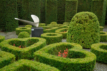 jardin secret du coeur, if taillé , buis taillé, dallage, jardin du musée Van Buuren, Uccle,...