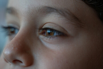 Mirada de un niño inocente llena de brillo y calidad humana con ojos claros y luz de la mañana en casa 