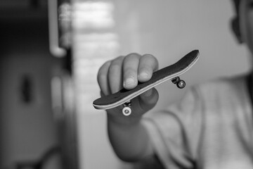 skate de dedos para juego de niños con trucos y dedos de niño jugando con el en mesa de casa de cristal