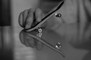 skate de dedos para juego de niños con trucos y dedos de niño jugando con el en mesa de casa de cristal