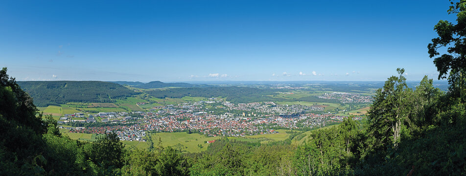 Blick vom Dreifaltigkeitsberg auf Spaichingen Richtung Baar Ebene und Schwarzwald