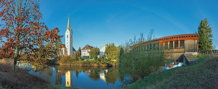 Historische Holzbr&uuml;cke &uuml;ber den Fluss Schussen vor der Kirche in Eriskirch am Bodensee