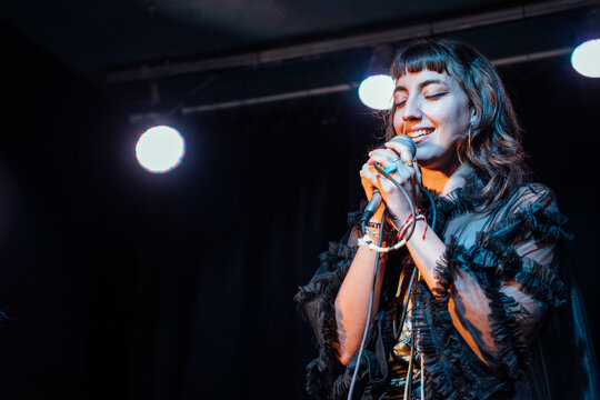 Mujer en el escenario 