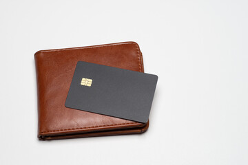 折りたたんだ財布と黒色のクレジットカード