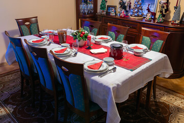 empty Christmas table waiting for guests