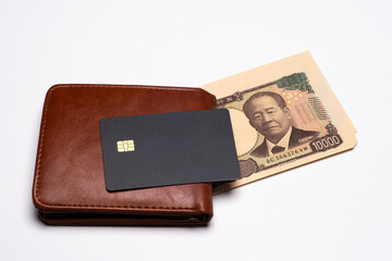 財布と一万円札と黒色のクレジットカード