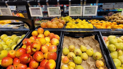 Fruits sur les étagères d'un magasin pour ventes de ces si beaux bijoux de la nature