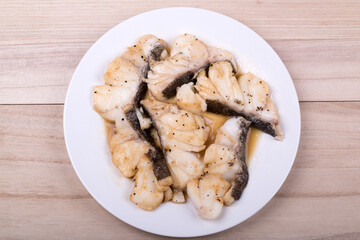 皿の上のタラのバター醤油炒め