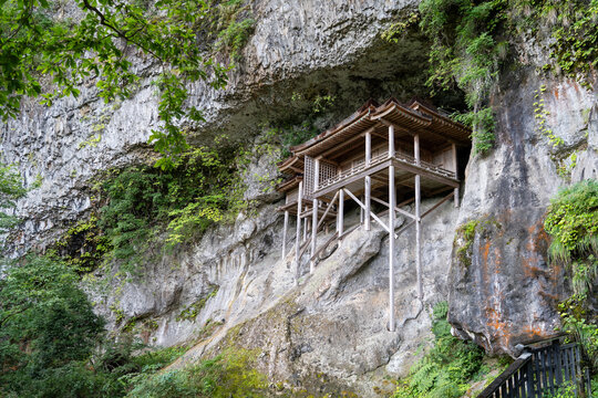 三佛寺投入堂」の写真素材 | 142件の無料イラスト画像 | Adobe Stock