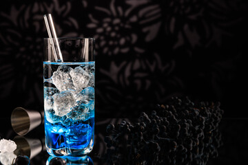 Cocktail eiskalt im Glas mit crushed ice