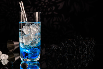 Cocktail eiskalt im Glas mit crushed ice