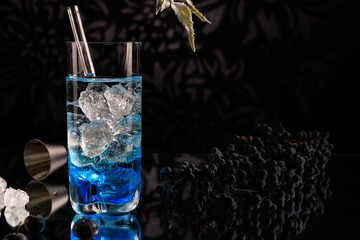 Cocktail eiskalt im Glas mit crushed ice