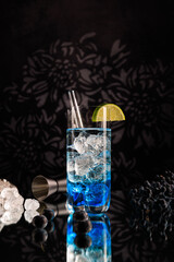 Cocktail eiskalt im Glas mit crushed ice