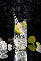 Cocktail eiskalt im Glas mit crushed ice