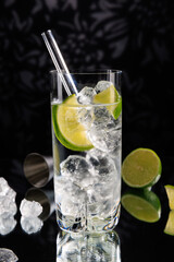 Cocktail eiskalt im Glas mit crushed ice