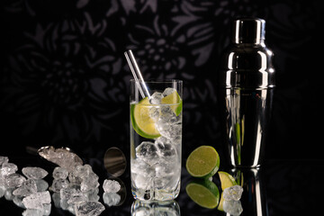 Cocktail eiskalt im Glas mit crushed ice