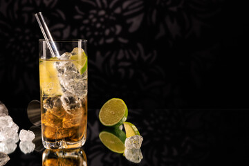 Fototapeta premium Cocktail eiskalt im Glas mit crushed ice