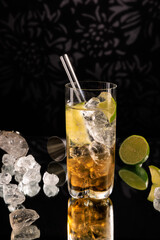 Cocktail eiskalt im Glas mit crushed ice