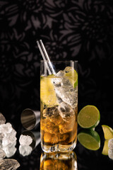 Cocktail eiskalt im Glas mit crushed ice