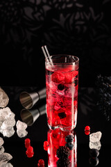 Cocktail eiskalt im Glas mit crushed ice