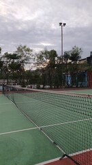 Naklejka premium A photo of outdoor tennis court with white line and net