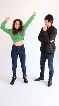 casal engra&ccedil;ado mulher se diverte muito 