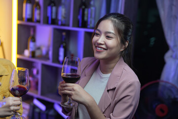 Friends are celebrating at a party, nightclubs are raising wine glasses to celebrate friendship.