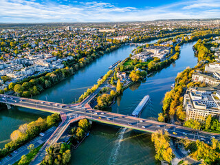 Paysage du fleuve de la Seine en région parisienne avec vue sur les transports routiers et...