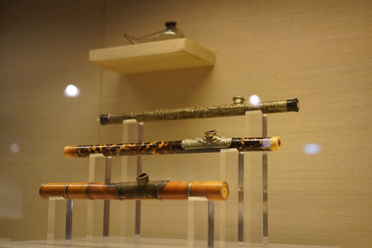 Historische Opiumpfeifen der Qing-Dynastie im Macaumuseum in Lissabon am 22.10.2024