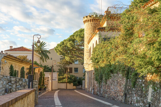 Fototapeta Picturesque streets of Le Suquet, the Old Town of Cannes, Cote d'Azur, France.