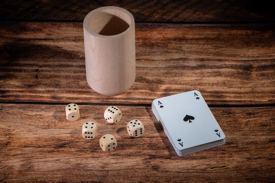 karty do gry w pokera na drewnianym stole jako gry hazardowe w karty i gra w kości