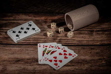 karty do gry i kości do gry w pokera lub inne gry hazardowe