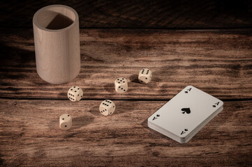 Fototapeta na wymiar karty do gry i kości do gry w pokera lub inne gry hazardowe