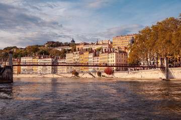 Obraz premium Photo des quais de Saône avec au fond la Croix Rousse, depuis la Saône en bateau