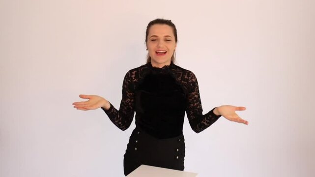 Mulher faz apresenta&ccedil;&atilde;o 
