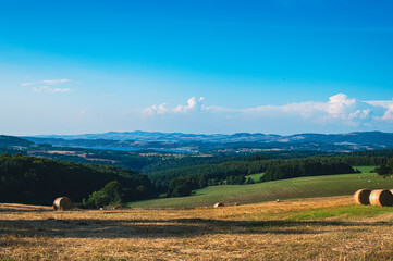 Loz&egrave;re au dessus du Lac de Naussac