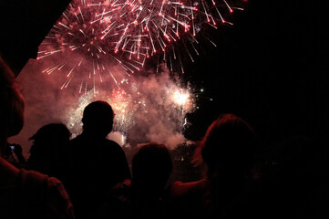 Foule regardant un feu d'artifice 