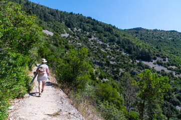Promeneur sur chemin du cirque de Navacelles