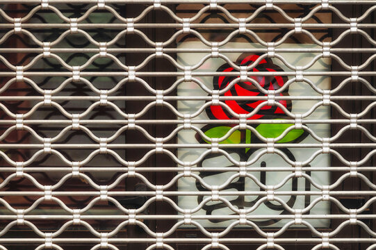 Logo du Parti socialiste enferm&eacute; derri&egrave;re une grille