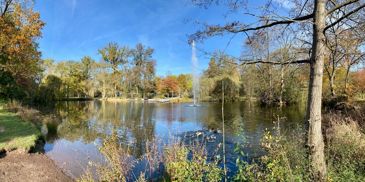 Der Stadtpark von Nordhausen mit der Zorge und dem Gondelteich an einem sonnigen Tag im Herbst
